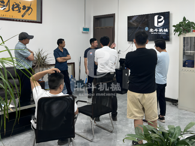 张工为客户讲解黄色性爱大香蕉设备设计理念与生产流程